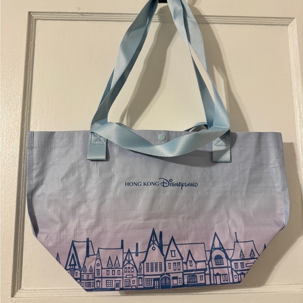 World of frozen Hong Kong Disneyland tote - Picture 3 of 3